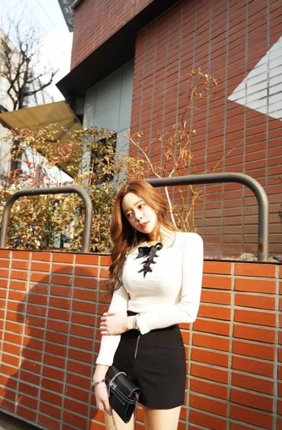 路人街拍，白色紧身上衣搭配黑色短裙，展示性感好身材，时尚潮流