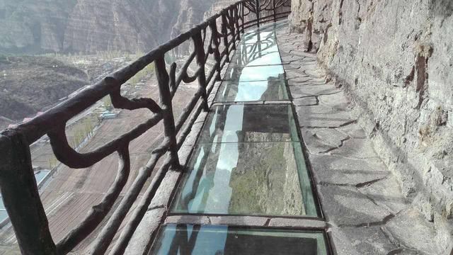 玻璃栈道下面没有保护措施，如果玻璃真的破了怎么办？