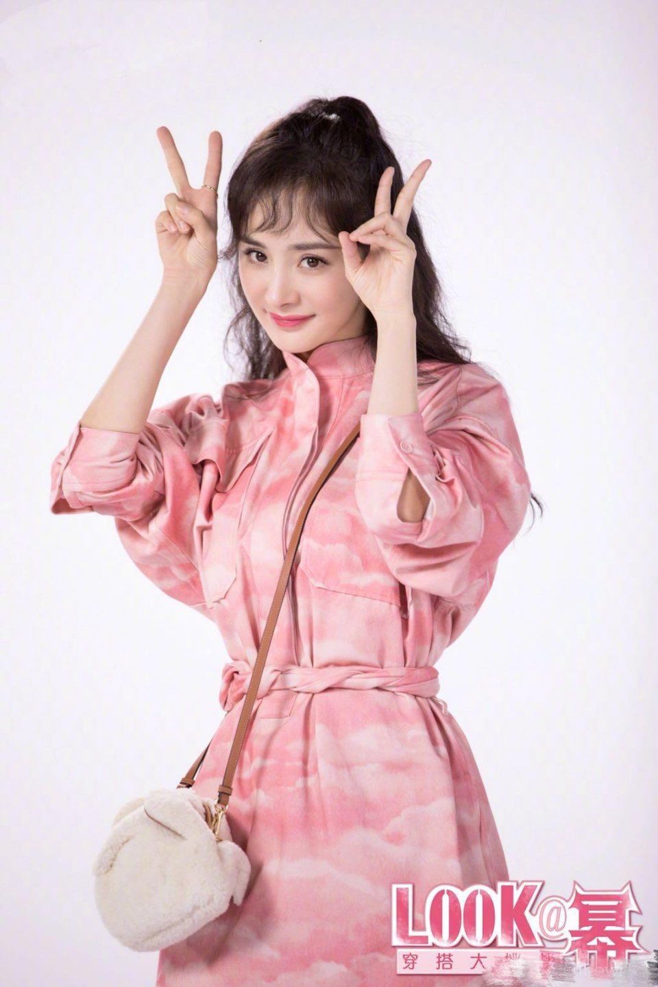 本以为杨幂是最会穿粉色的明星，但看到热巴才知道谁是人间水蜜桃