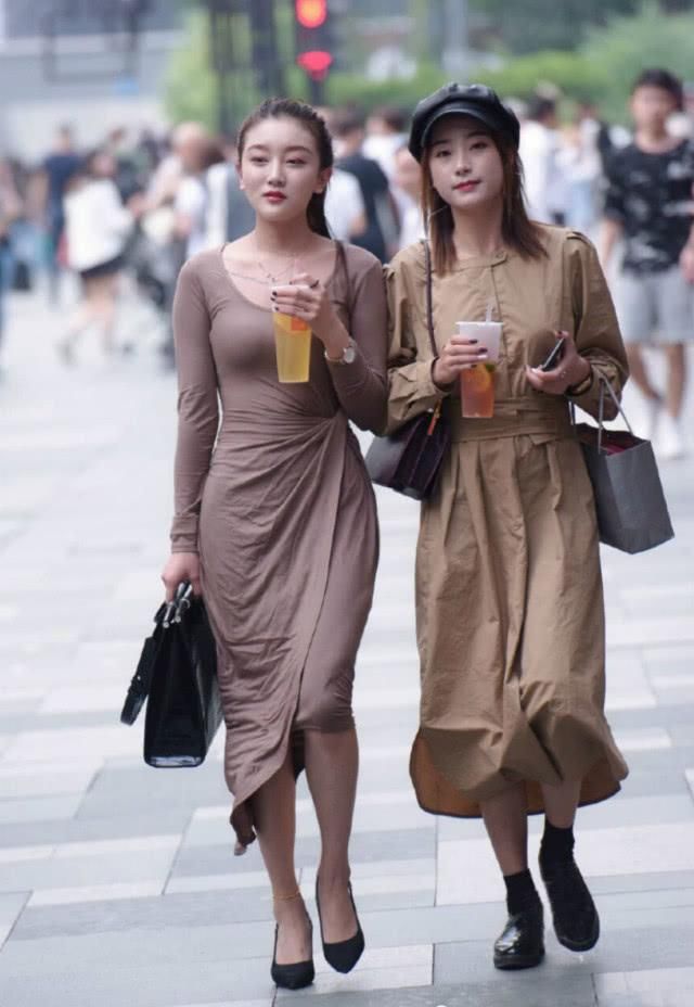  「一旁」今夏流行“系带”长裙，美女这样穿，一旁的闺蜜都哭笑不得！
