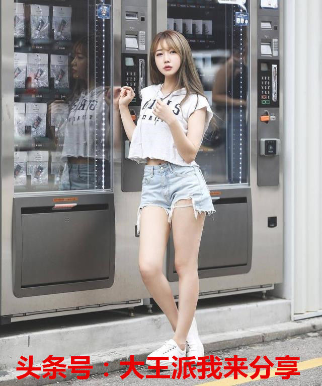 时尚街拍:热裤美女穿在身,好身材一览无遗