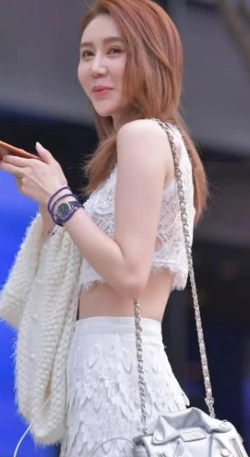 时尚小姐姐蕾丝包臀裙尽显小女人儿味，一双玉腿很吸睛