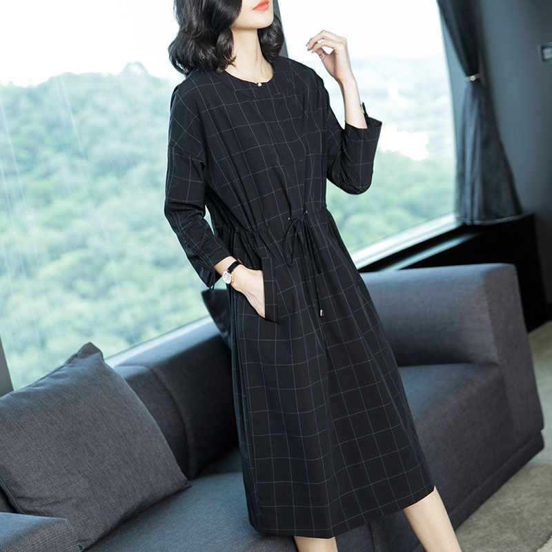 今年秋季流行穿黑色服装!显嫩显白，显瘦显高，40岁女人穿更美