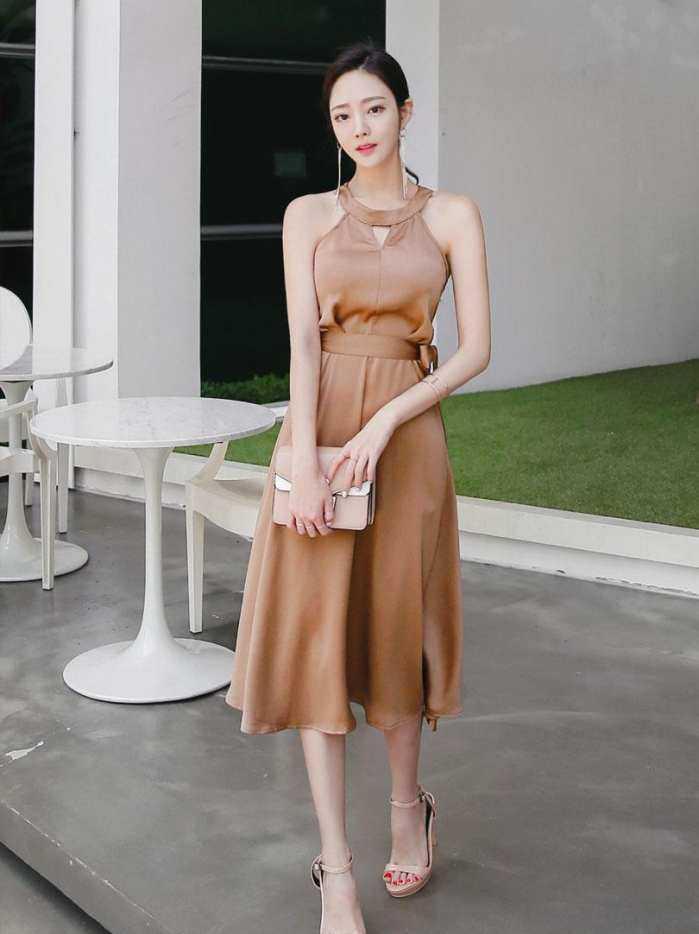 连衣裙也能把好身材完美的秀出来，浅色系还很美！