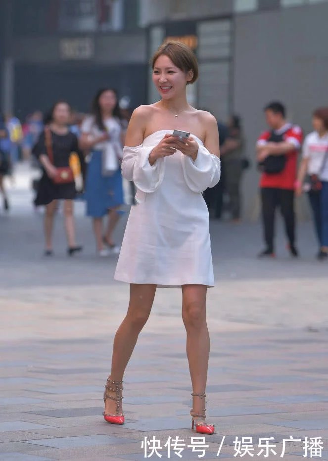 身穿白色抹胸连衣裤的小姐姐身材玲珑有致，怎么看都像披着一块浴