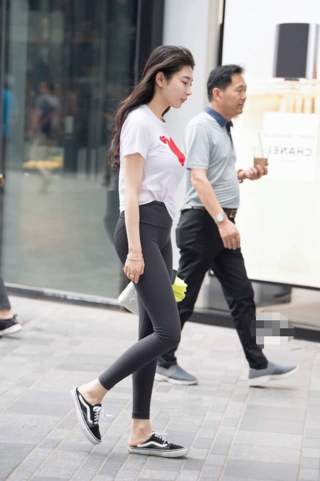 姐姐白色T恤衬托清正纯洁的气质，弹力紧身裤穿出完美筷子腿