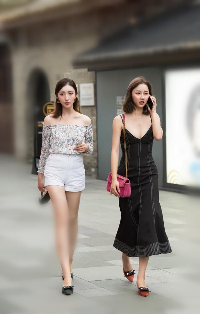 街拍 美女穿着如此短的短裙，学会用这些小技巧，就会显得更短了