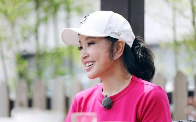 63岁刘晓庆撞上64岁赵雅芝，同穿短T，奶奶和少女的身材差距