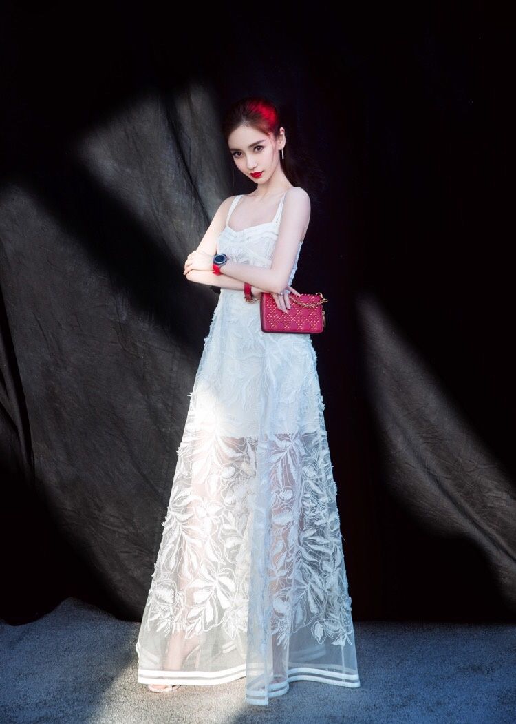 angelababy:红唇雪肤露锁骨,大秀香肩