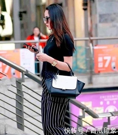 『短袖』街拍瑰姿艳逸的美女,一件黑色短袖配条纹长裤,时尚达人气质
