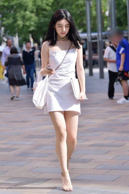 街拍美女：小姐姐薄纱裙直接显示出美女的身材！腿长任性！