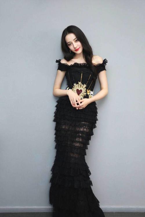 迪丽热巴腿长就是任性，穿件抹胸裙，还故意在大腿位置透出一大截