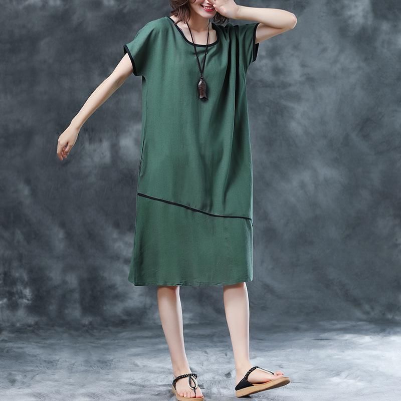 火爆夏季的波点裙，70后阿姨穿上身也毫无违和感，显得人更美