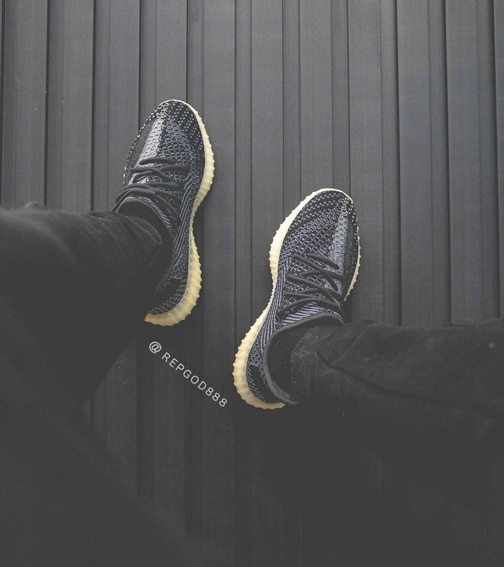  『倒闭』Yeezy 350 炭黑、蓝灰新配色曝光 网友：倒闭警告