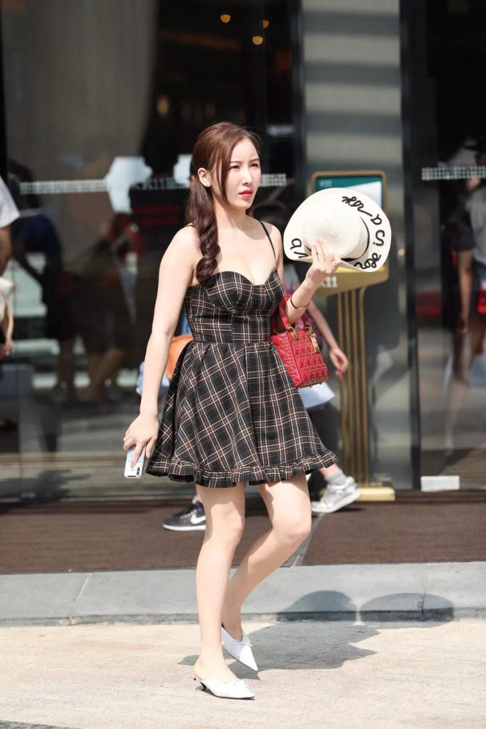 街拍：身材丰满肤色白皙的超性感俏丽美女