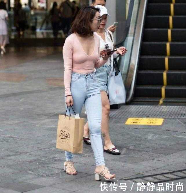 街拍：穿紧身T恤的气质辣妈，遮不住的好身材