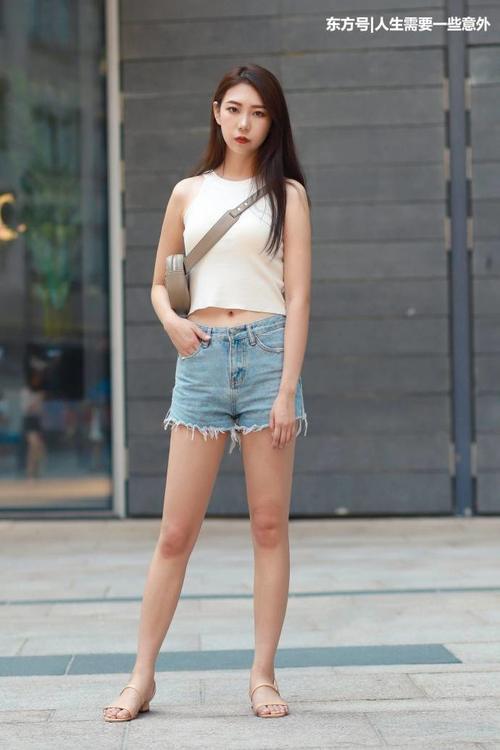 街拍路人,清爽时髦的穿搭给人很舒服的感觉,光头美女考验审美了