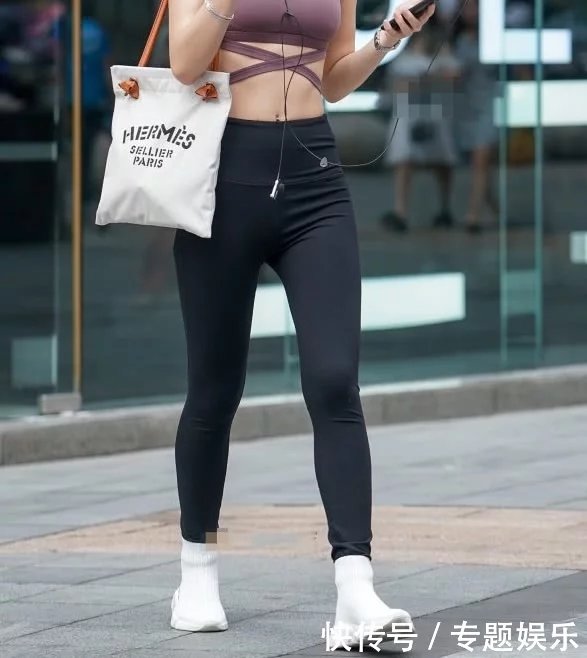气质小姐姐黑色紧身裤穿出双腿修长，健身的女人很有看头
