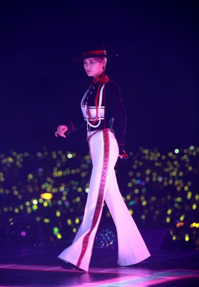 李宇春舞台造型化身黑暗骑士，紧身裤暴露了她S型身材，惊讶了！