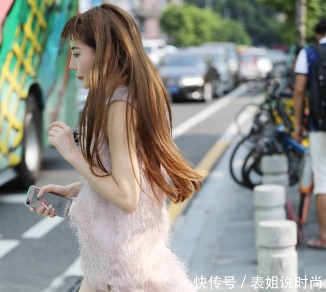 甜美小姐姐毛绒连衣裙展现柔媚曲线线条，好像仙女下凡似的