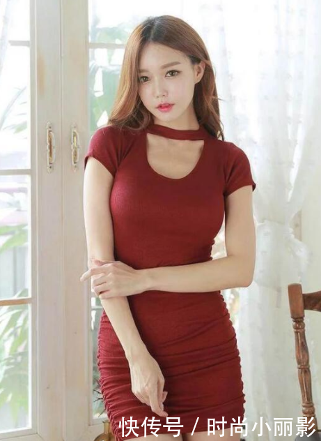 高挑迷人的紧身裙美女，展现女神不凡气质！