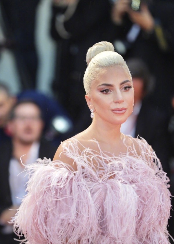 你的裸色口红不如Gaga有气色？