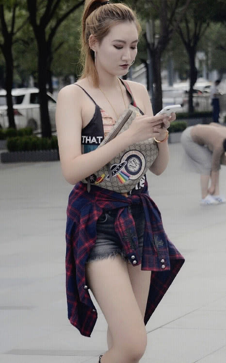 霸气小姐姐黑色嘴唇青色妆容，搭配黑网鞋，惊的路人一步一回头