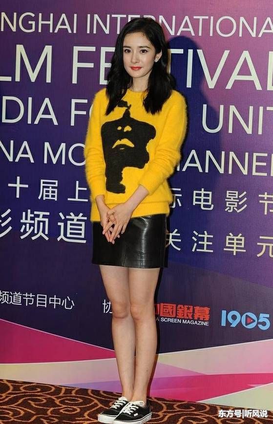 杨幂是胖了?弯腰时把黑色皮裙都快崩坏了，箍这么紧不会疼
