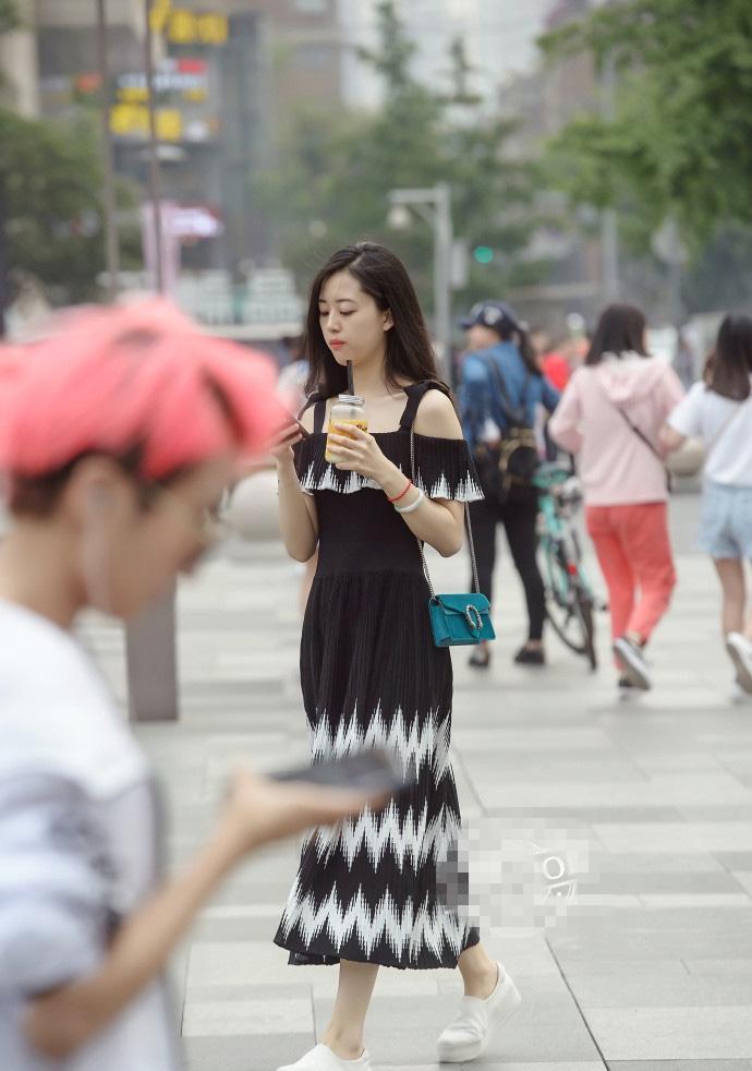 街拍： 图5美女有气质还别有韵味,网友： 想和她交往做朋友