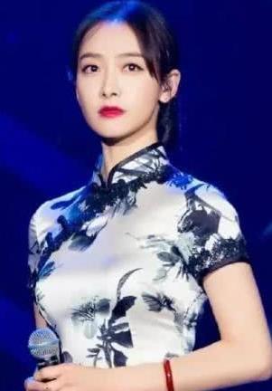 原以为19岁周洁琼穿旗袍够惊艳了，但看到31岁的宋茜，我沉默了！