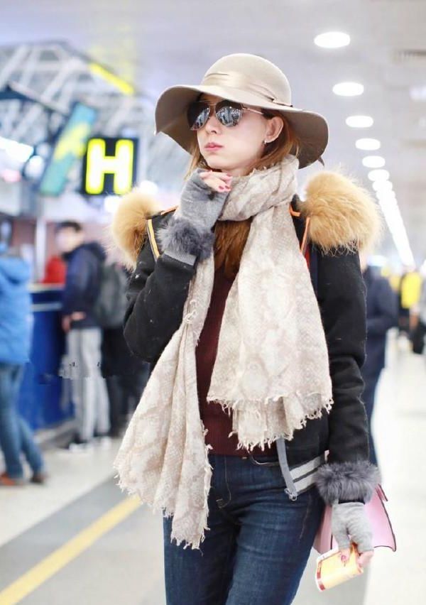 林志玲这身也太辣眼了吧，网友：除了帽子全身没一个能看的地方