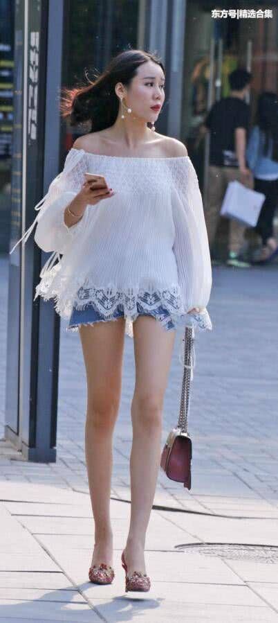街拍:秀丽小姐姐穿上蓝色短裤秀出又长又白又直的美腿，十分吸睛
