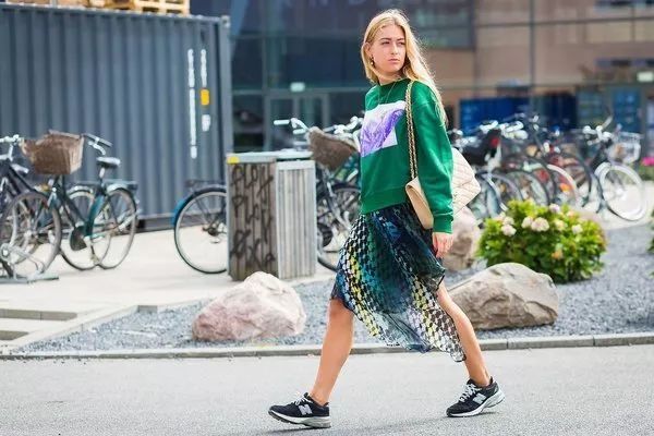 最佳| 裙子+球鞋是夏天最舒服最美的穿搭，别说你还不知道!