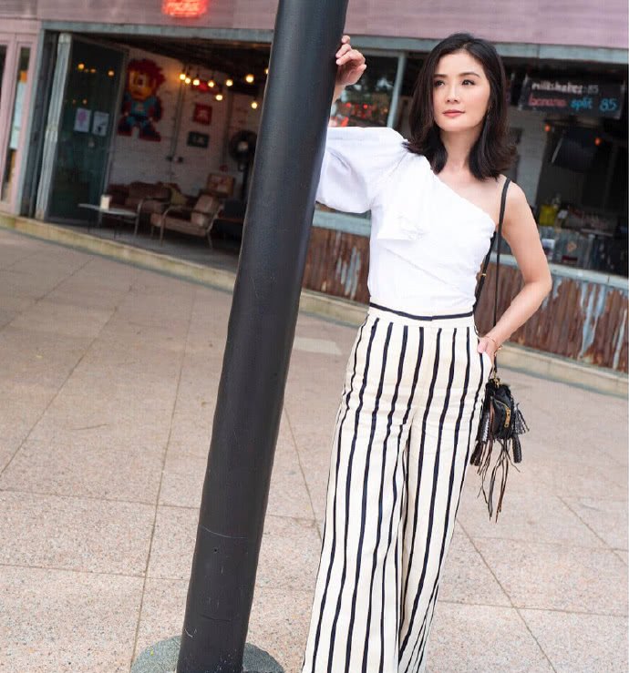 蔡卓妍真敢穿！这么宽松的裤子都能撑起来，网友：勒的不难受吗？