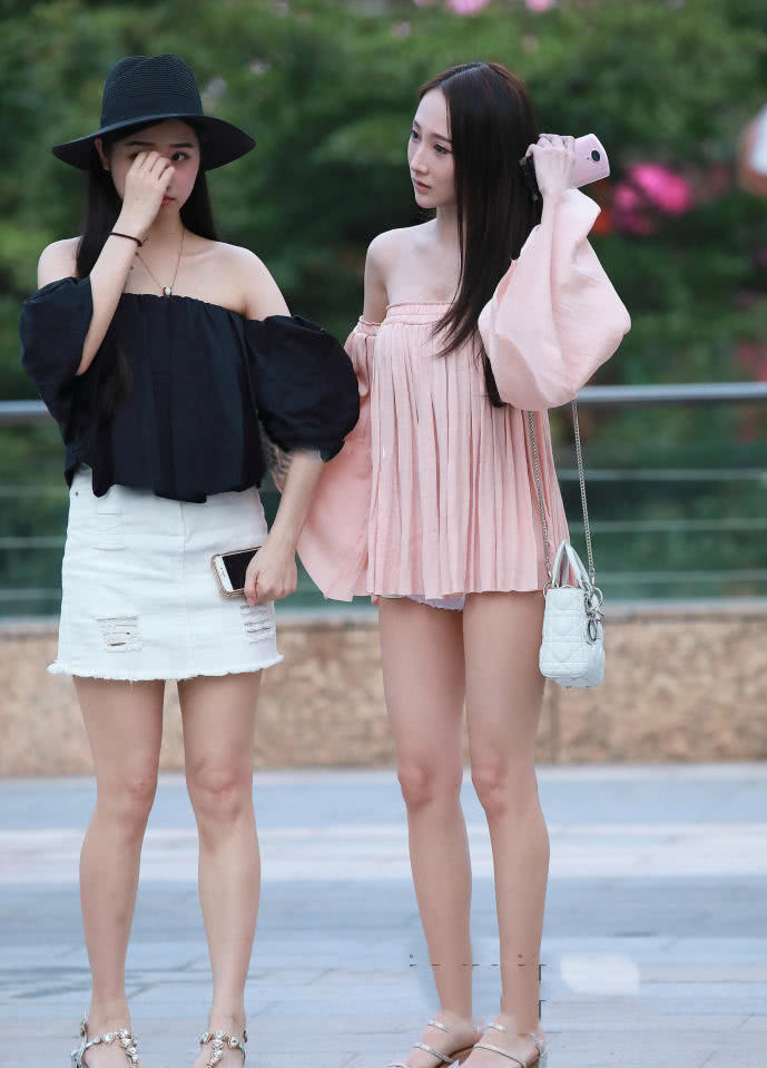 时尚俏丽小姐姐街头大秀美腿。路人:谁输谁赢真的很难分辨出来呀