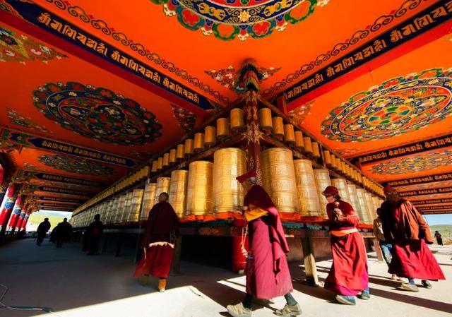 四川最苦寒的寺庙,僧人们住在“盒子”里,11月开始要闭关修行