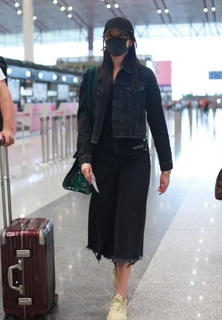 当168热巴和173关晓彤同穿阔腿裤，腿长比腿细重要，鹿晗眼光不错