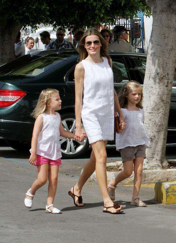 各国王妃穿平底鞋，丹麦王妃青春活力，凯特王妃对小白鞋是真爱!