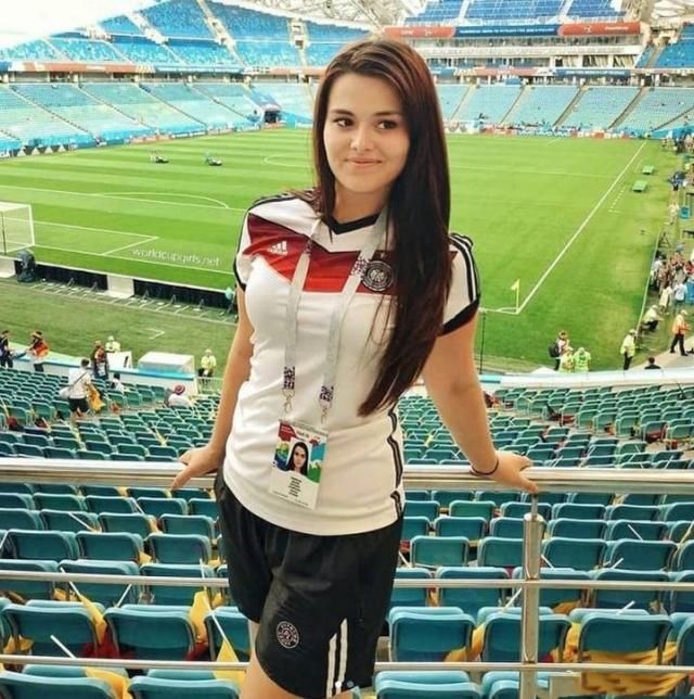 世界杯的观众席上从不缺少美女球迷，论颜值呼声最高的却是她？