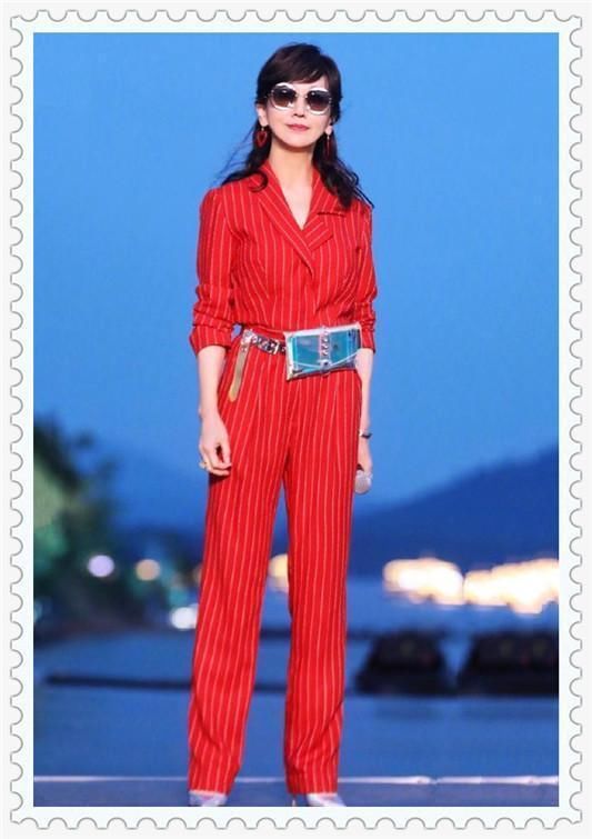 赵雅芝够狠！63岁穿裹胸裙胸下全是腿，这身段比20岁的我还好