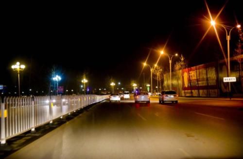 夜间跑高速还用近光灯？交警都忍不住要骂你：不懂开车就别上路