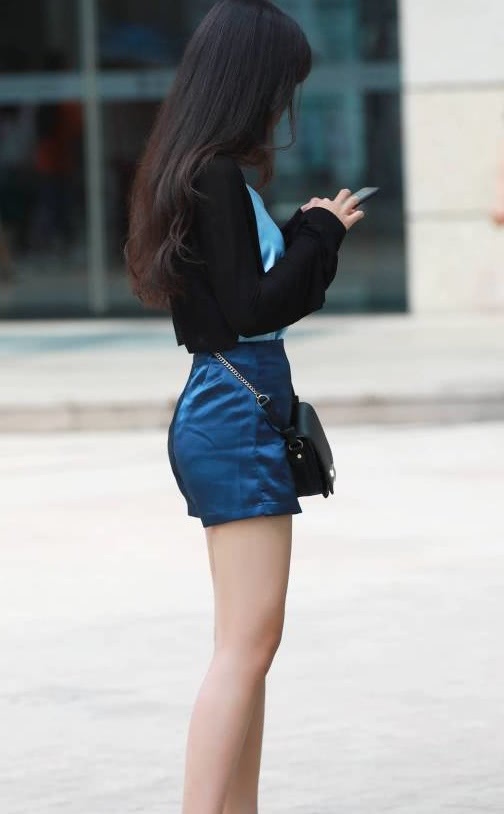 时尚小姐姐身穿紧身裤展现玲珑有致好身材，形成一道亮丽的风景线