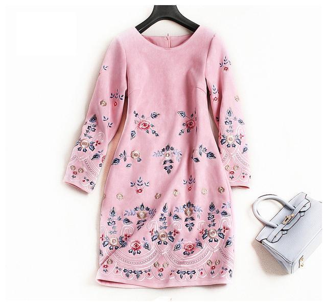 不要在衣服不见了的状况下游玩。这条裙子只要穿过膝盖时才美观。