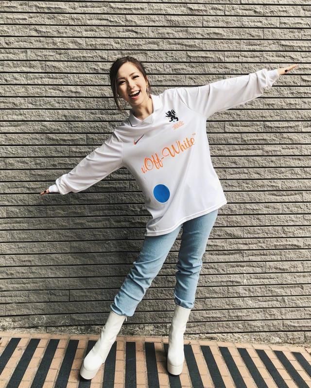 邓紫棋摆脱皮裤，一身休闲装逆袭成女神，网友:是初恋的感觉!