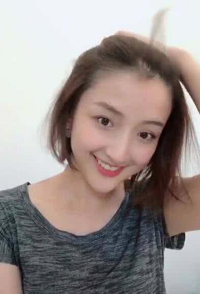 你敢掀刘海吗？小姐姐这一掀实在太迷人了，网友：竟有心动的感觉