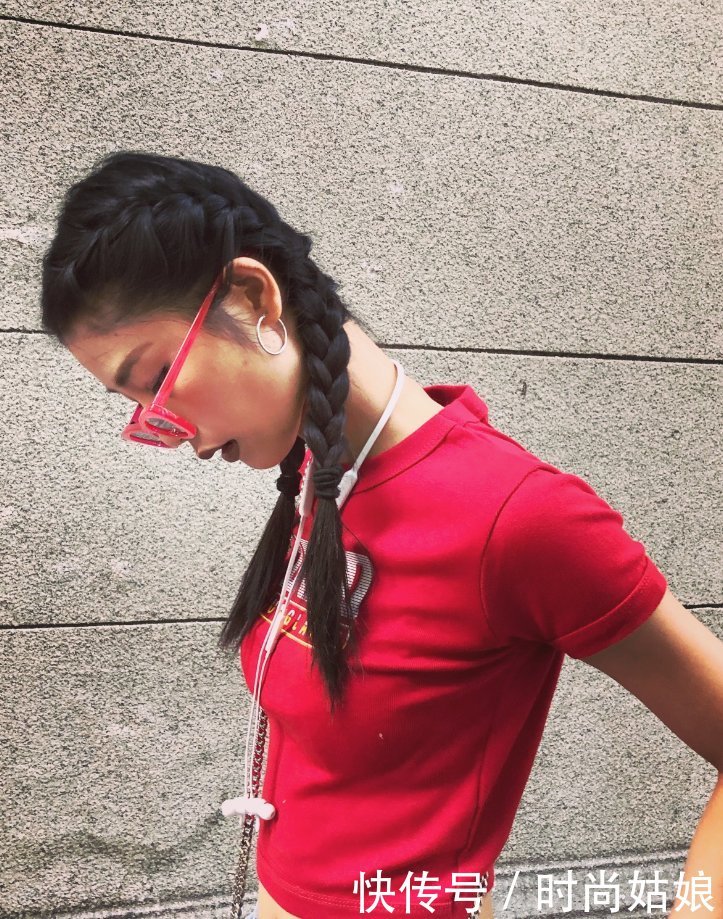 王艺美过阚清子？不愧是上过维密秀的模特！红T配牛仔裤确实不同