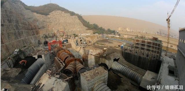 怎么回事中国万人“大军”赶往巴铁，现场出手解决这一大问题