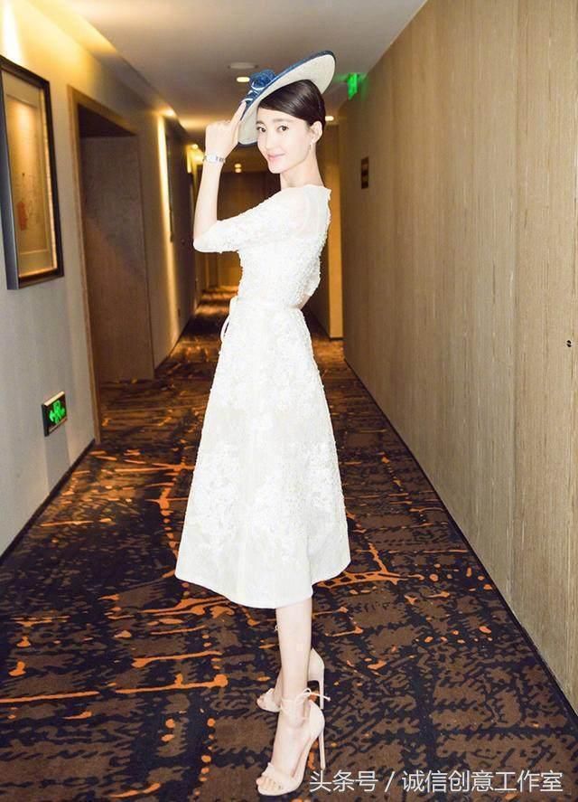 张雪迎穿高跟鞋秀美腿,不料被关晓彤丝袜给打败了