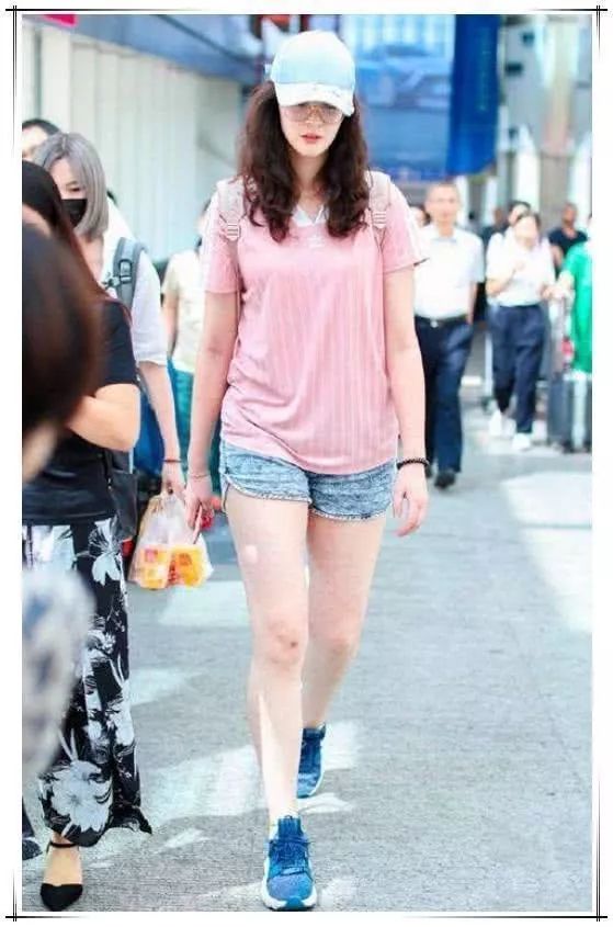 惠若琪厉害了!奶奶级的阔腿裤真时髦，网友:刘雯都不敢这样穿