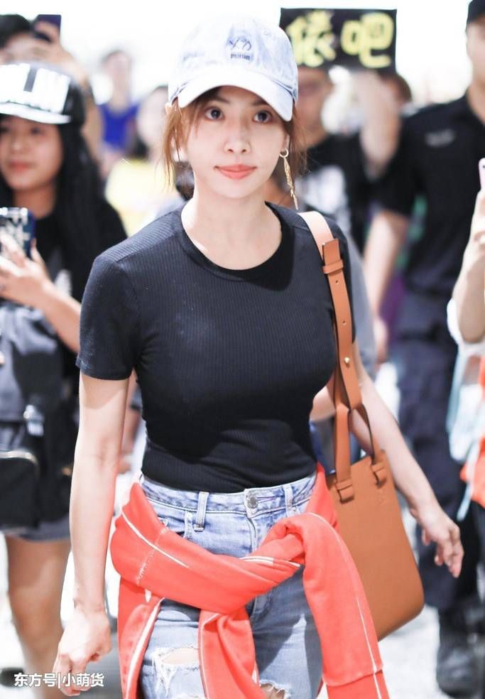 蔡依林上次露背这次露美腿，短裤短到露口袋，网友:腿也太黑了!